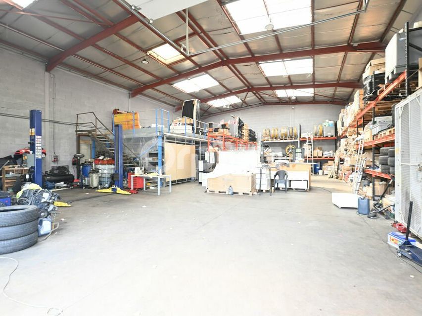 EXCLUSIVITE - LOCAL D'ACTIVITE A VENDRE - 557 m² - FEYZIN