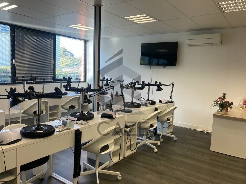 BUREAUX A LOUER EN RDC - ZONE DES MONDAULTS