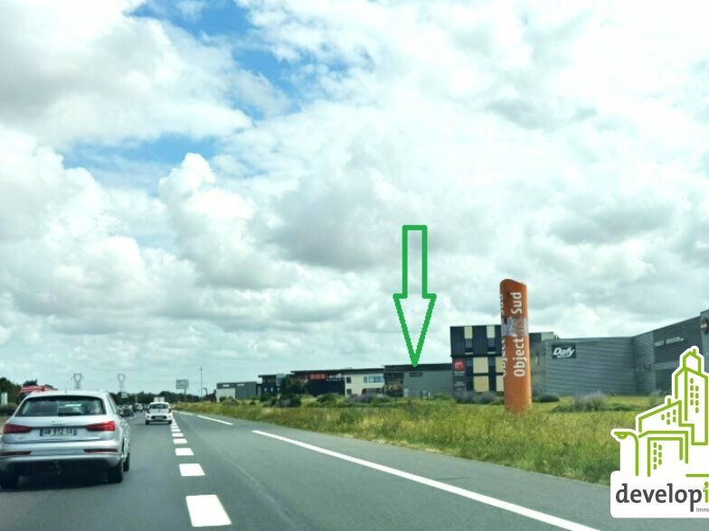 Local d'activité 830 m² à louer - IFS, visibilité périphérique