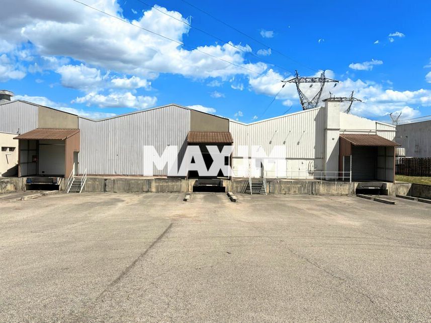 Entrepôt avec bureaux – 3 quais – idéal logistique / PME