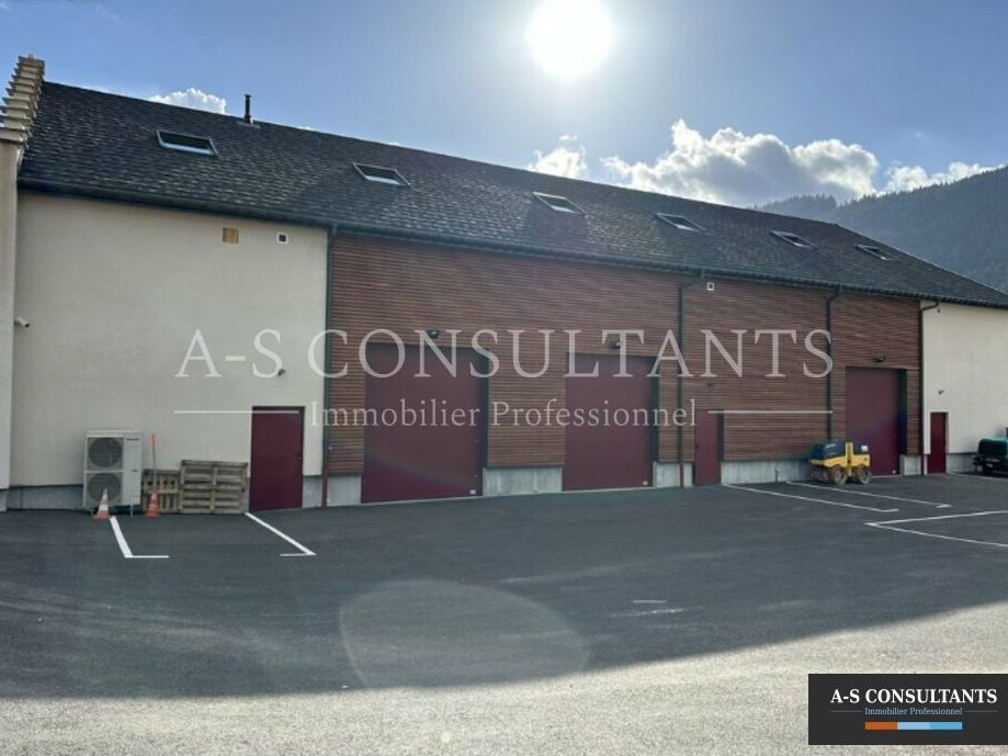 A VENDRE, station de Villard-De-Lans (38250), Local commercial ou professionnel avec vitrine, show-room et stockage 360 m² environ, 3 places de stationnements privatives incluses dans le prix de vente. 