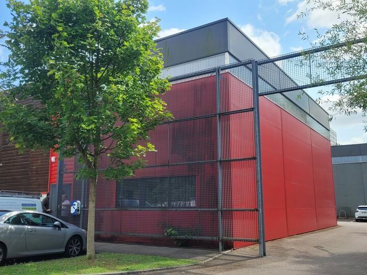 Location local d''activites 174 m² non divisibles