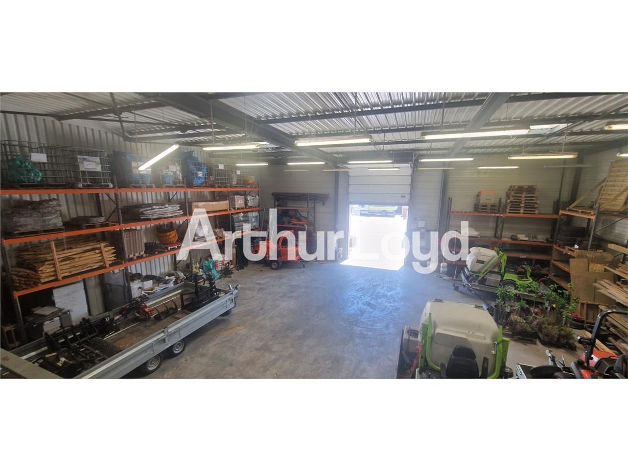 Location local 830.00 m² à IFS