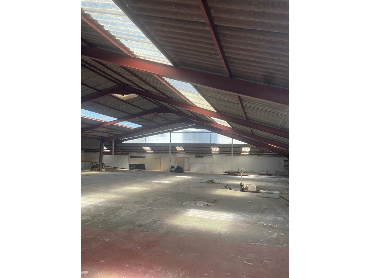 Vente local 1200.00 m² à SAINT JUNIEN