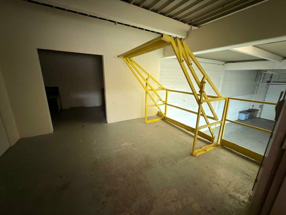 Local d'activité commerciale avec belle visibilité de la N104 