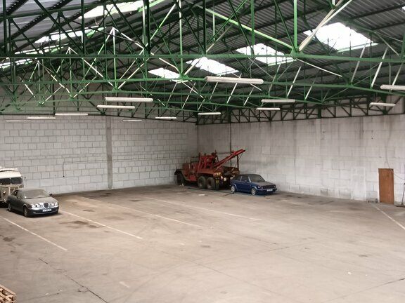 Grand local au cœur de la ZI havraise.