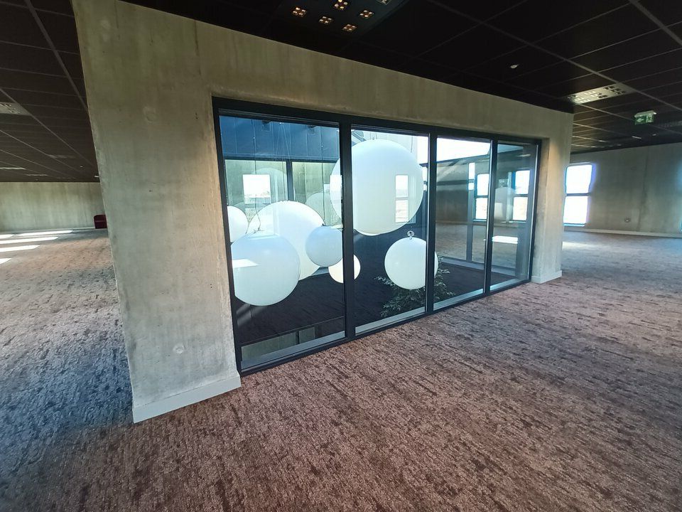 Bureaux neufs et parking sur ZA dynamique.