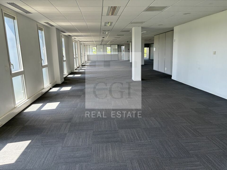 Des bureaux spacieux, modernes et divisibles à Pusignan : flexibilité et confort au service de votre activité.