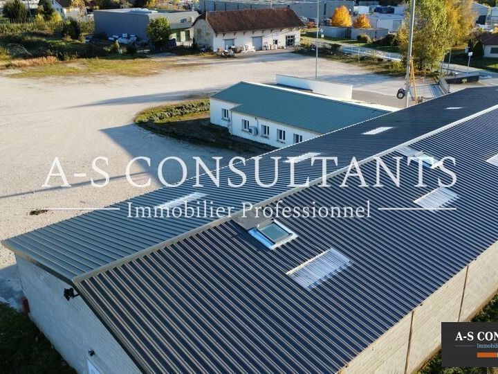 A  louer, 25 minutes de Chambéry, 240 m² environ, local commercial avec vitrines sur 450 m² de terrain environ. Belle visibilité, route à fort trafic, 5 minutes sortie autoroute A43. 