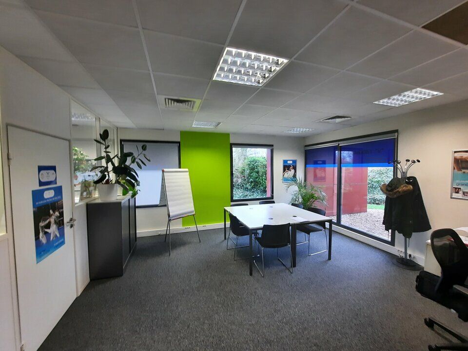 PROCHE A13 - Bâtiment indépendant - RT 2005 - climatisé très bon état.