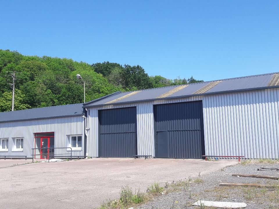 Locaux sur axe passant et proche autoroutes A131 et A13.