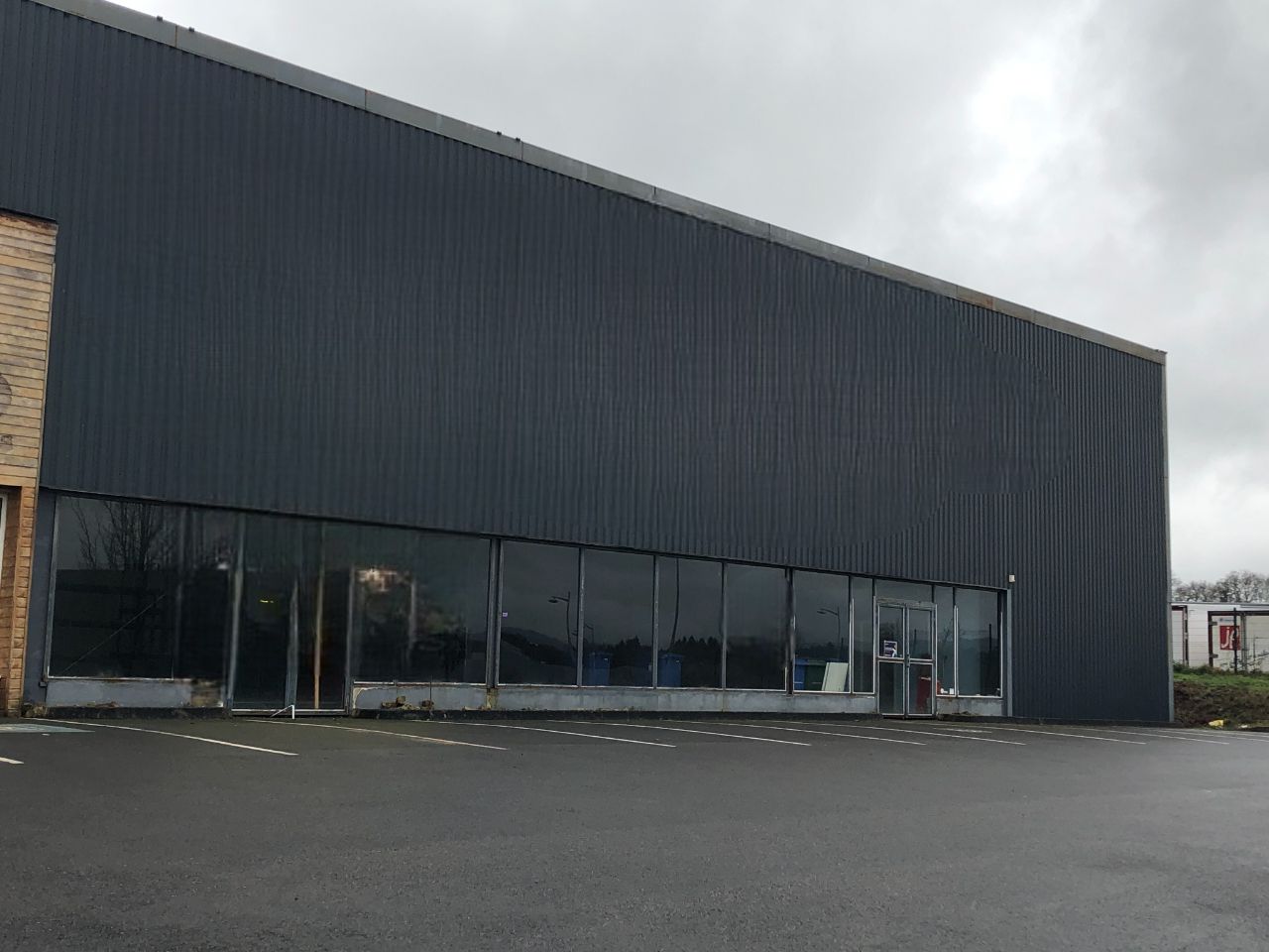 Location local commercial 750.00 m² à LIMOGES