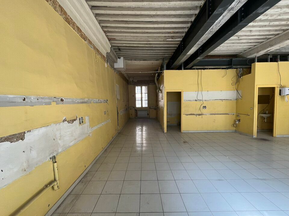 Valoris Real Estate vous propose un local unique de 213 m² répartis sur deux niveaux (1er et 2ème étages), offrant un cadre lumineux grâce à ses grandes fenêtres côté rue.