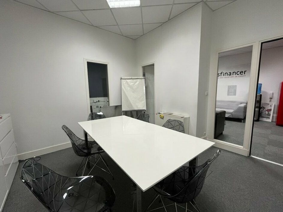 Découvrez le prestige au cœur de Lyon 2 ! Valoris Real Estate vous offre l'opportunité de louer un bureau situé dans l'une des rues les plus prestigieuses de la ville, la rue du Président Edouard Herriot. 