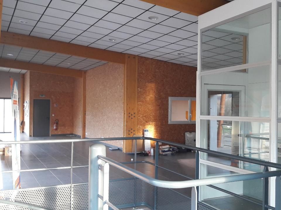 Beau local d'activités sur axe très passant.