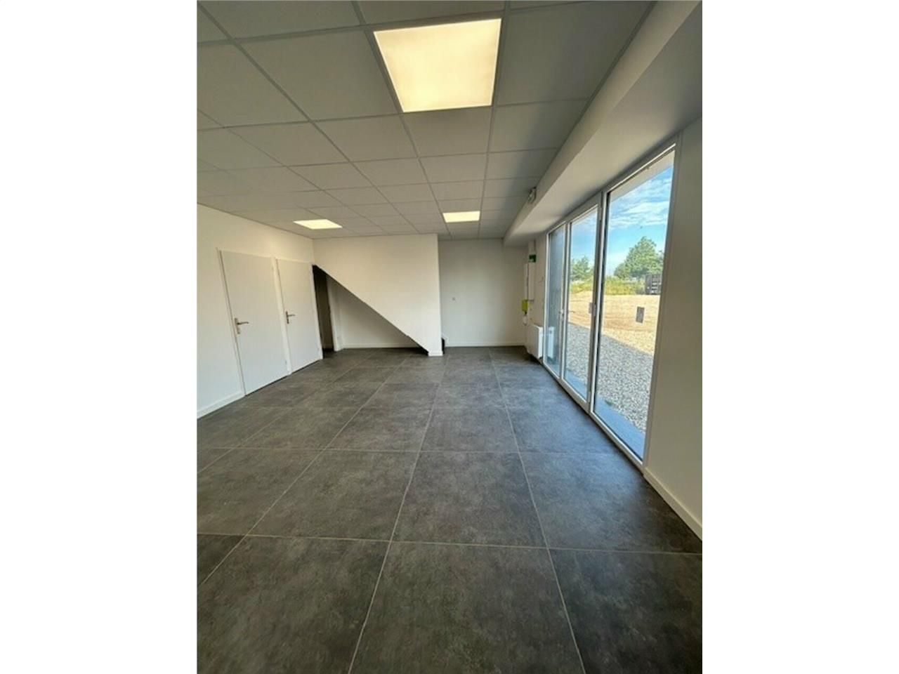 A louer local d'activité de 250m² et 100m² de bureaux