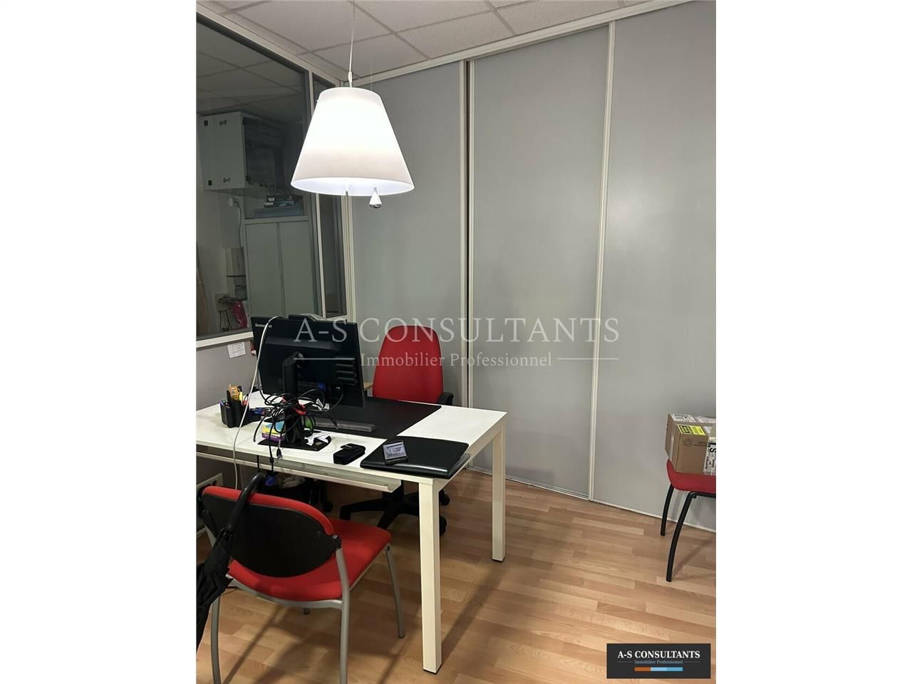 A saisir à la vente, murs commerciaux, hyper- centre VOIRON (38500).