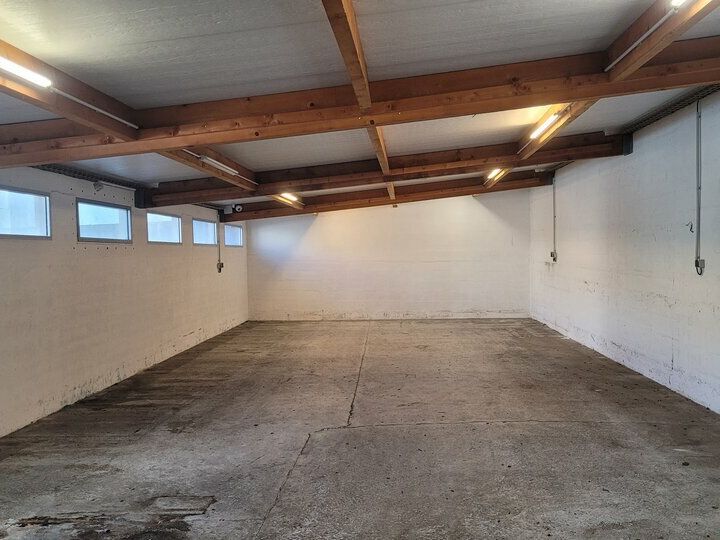 LOCAUX ARTISANAUX A LOUER.