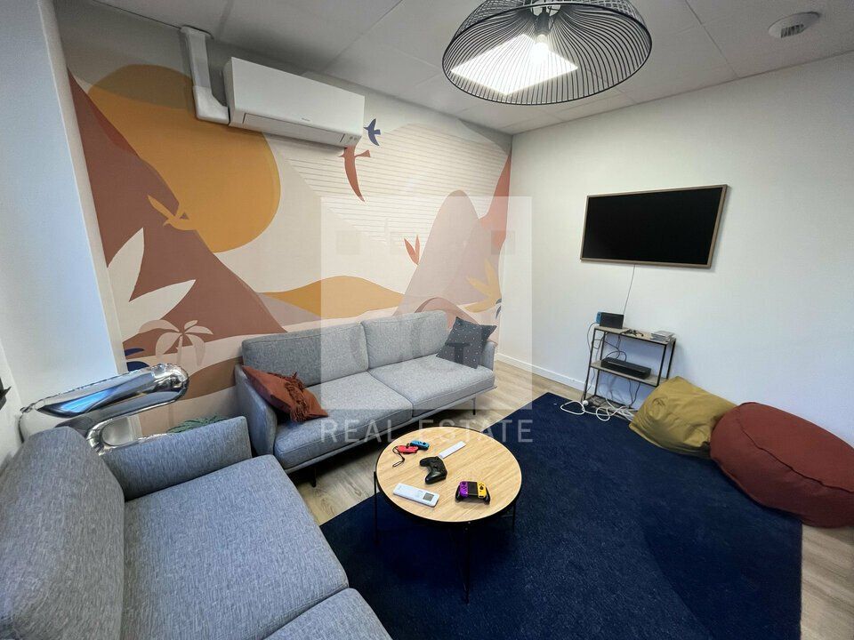 Un espace de travail clé en main, sécurisé et parfaitement équipé au cœur du 3ème arrondissement.