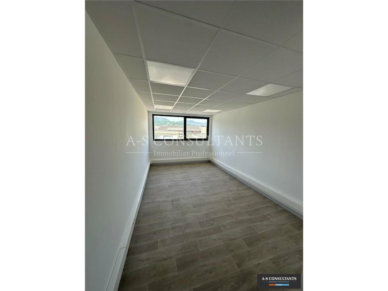 A LOUER - proche Chambéry - LA RAVOIRE (73490) - bureau 120 m² environ dans un bâtiment d'activité refait à NEUF - 1er étage - parkings - disponibilité immédiate.