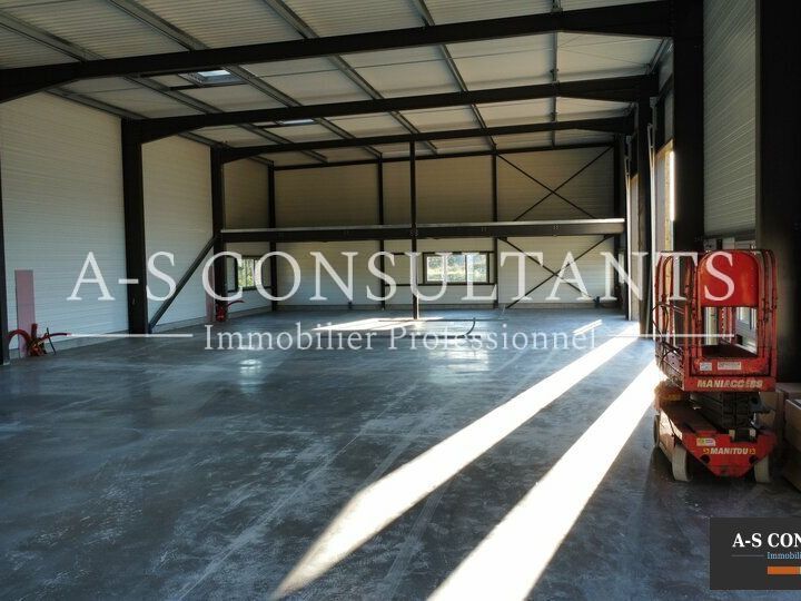 A  louer, 25 minutes de Chambéry, locaux d'activités 280 m² environ avec mezzanine. Belle visibilité, route à fort trafic, 5 minutes sortie autoroute A43. Division possible.