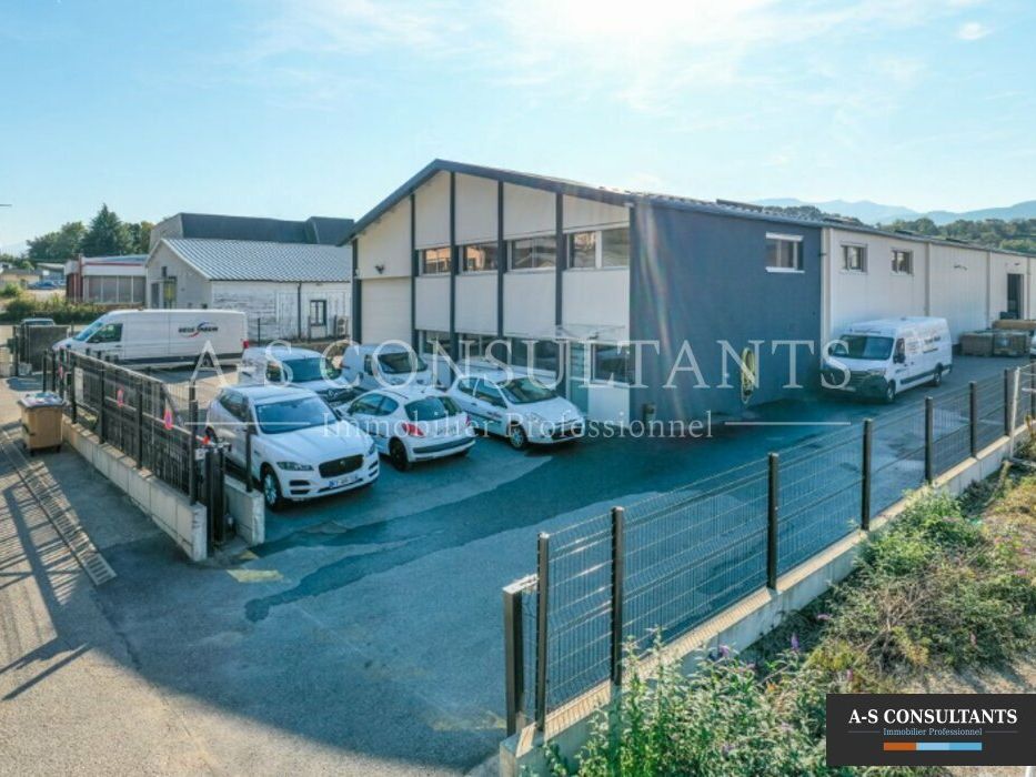 A louer, locaux en cours de réhabilitation, entrepôt 600 m² environ +  bureaux 250 m² environ, commune de Challes-Les-Eaux (73190), à 2kms sortie n° 20 A 43, accès gros porteurs, site clos et sécurisé, stationnements devant le bâtiment. 