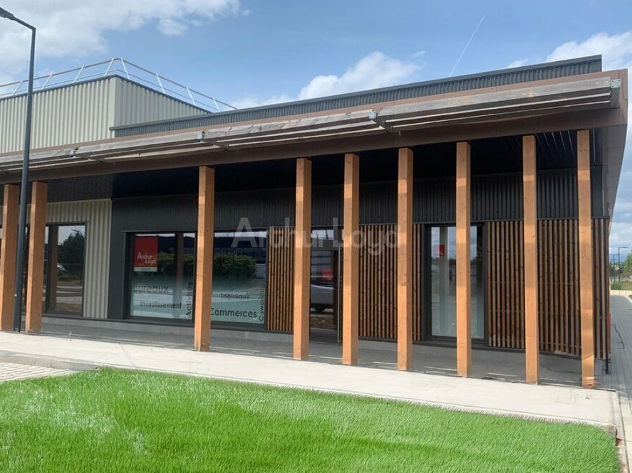 Vente local d''activites 9825 m² divisibles à partir de 140 m²