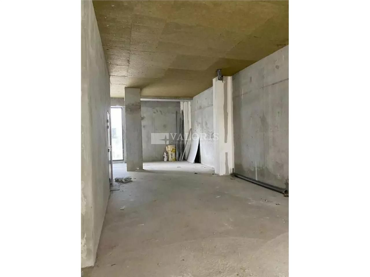 Location local commercial - 81 m²