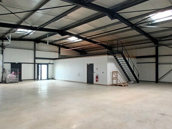 Location local d''activites 400 m² non divisibles
