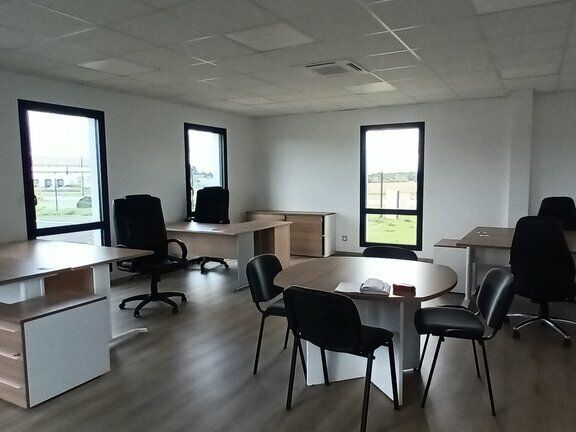 Au cœur d'une ZA en développement - Beau local d'activités récent.