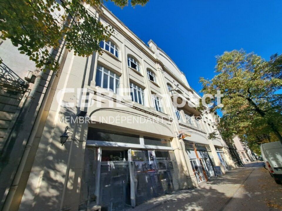 Location local commercial 523.3 m² non divisibles