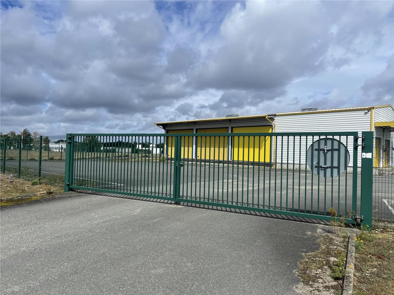 Location local 620 m² à Arnage