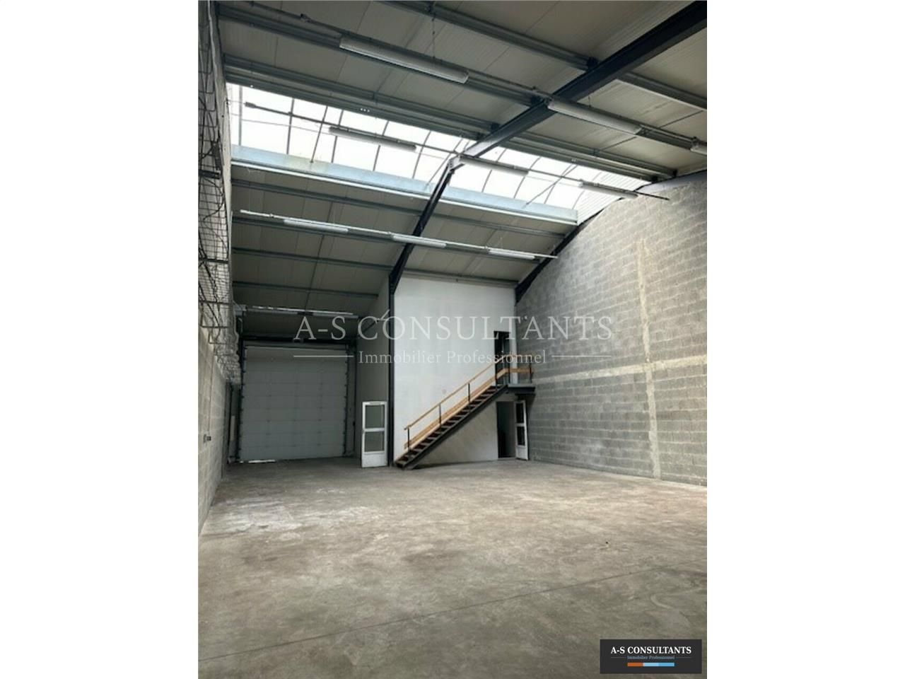 Location entrepot 242 m² non divisibles