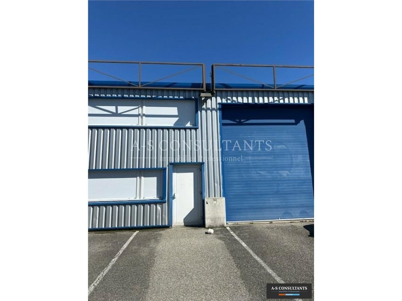 A LOUER, Saint-Félix (74540) - Axe Chambéry - Annecy - entrepôt de stockage 187 m² environ au sol avec bureau en mezzanine- accès gros porteurs et livraisons - idéal artisans - 6 places de stationnement privatives.