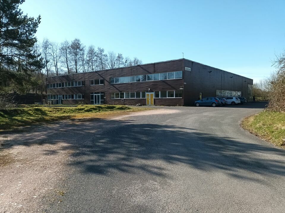 Location local d''activites 2402 m² non divisibles