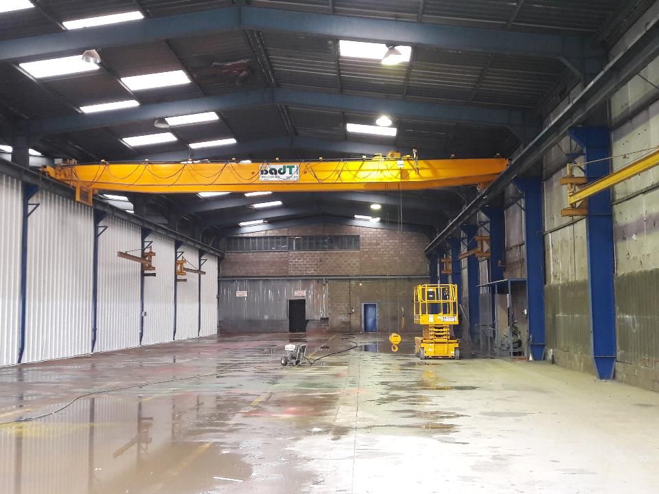 Situation stratégique - proche d'axes - Visibilité.