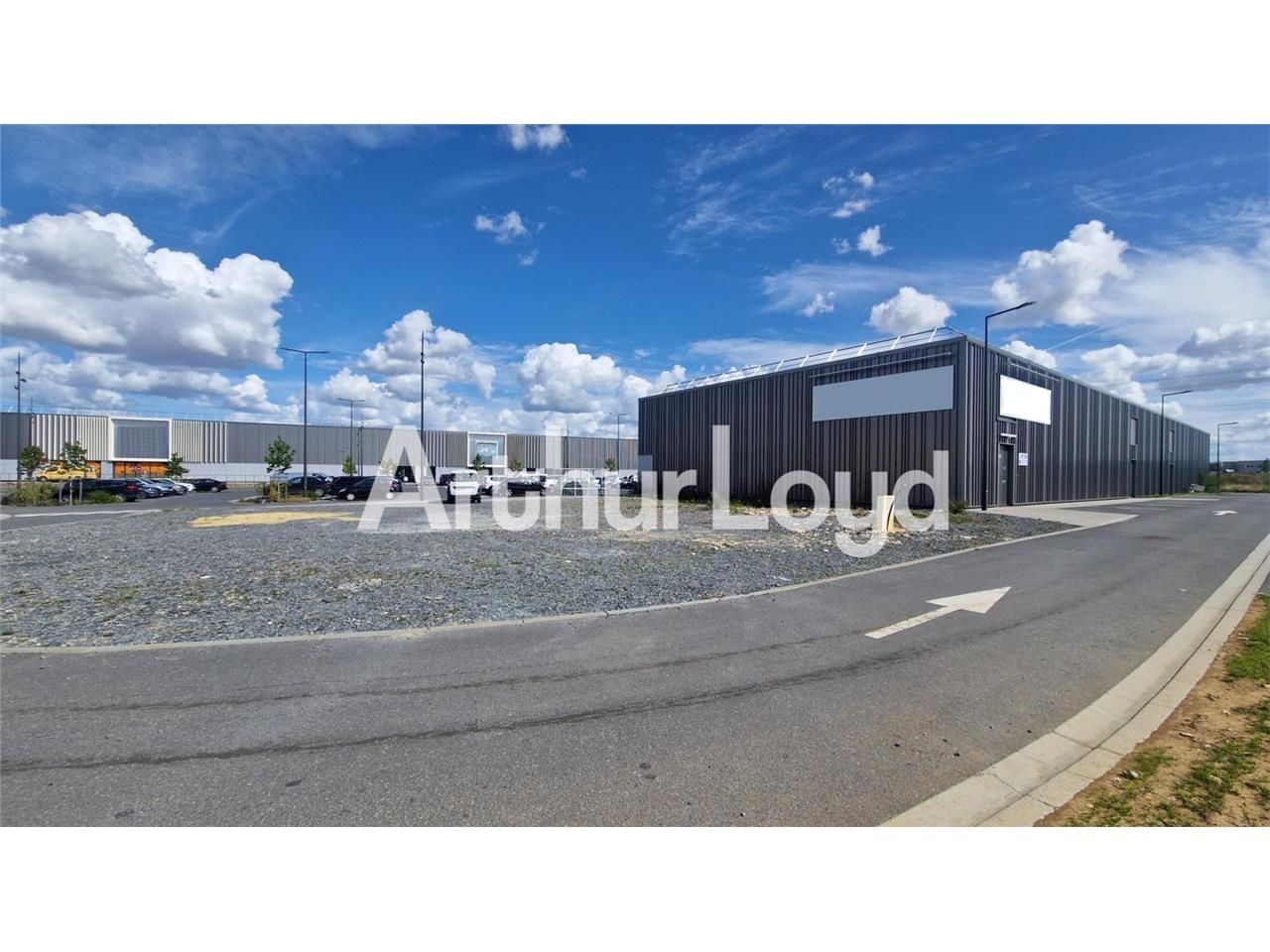 Location local commercial 708.00 m² à IFS