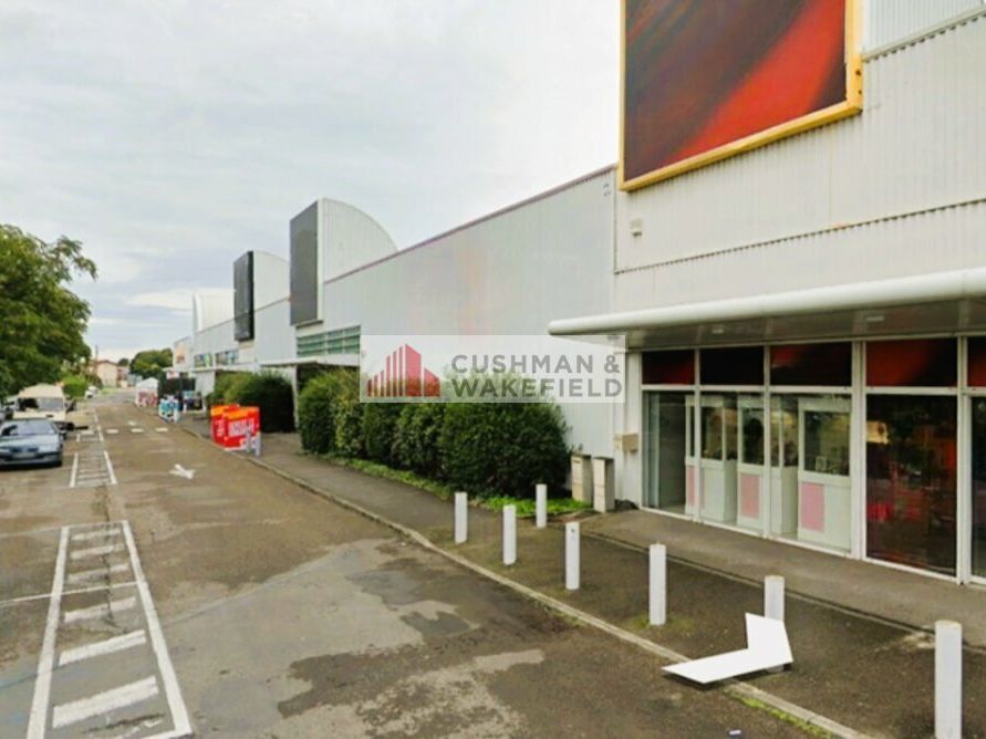 Location local commercial 1770 m² divisibles à partir de 663 m²