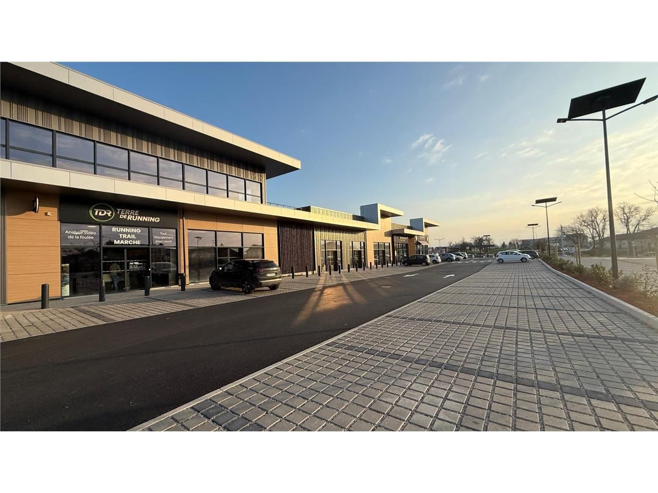 Location commerces 366 m² non divisibles