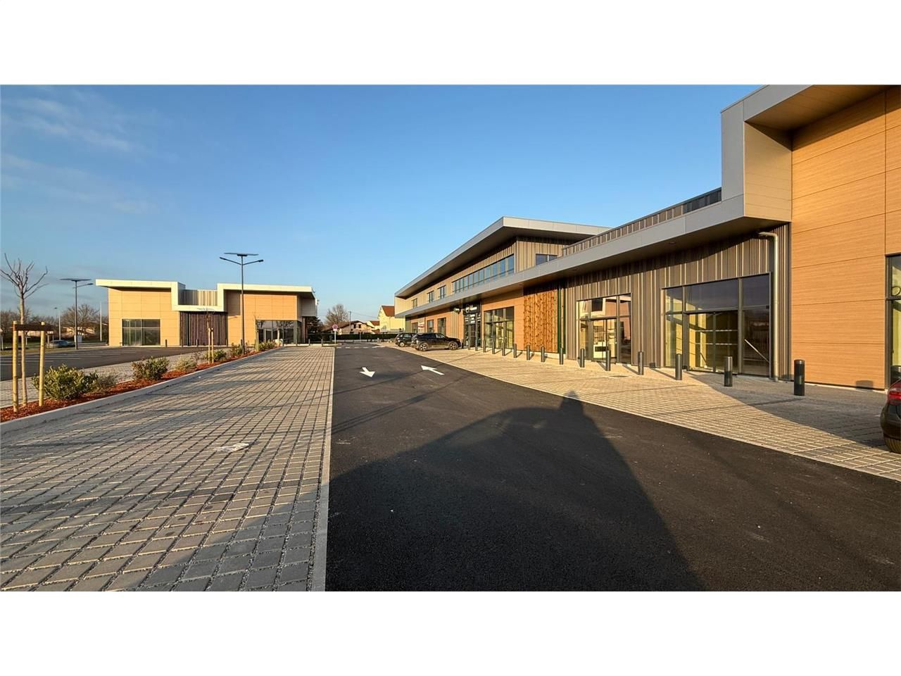 Location commerces 366 m² non divisibles