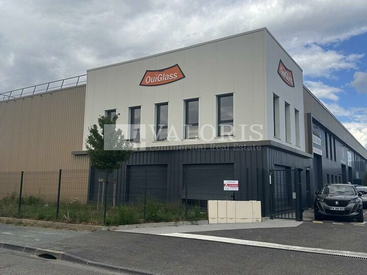 Vente local d''activites 328.51 m² non divisibles