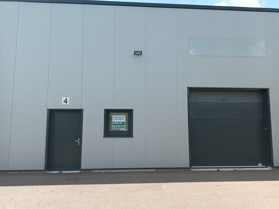 LOCAL RECENT DANS VILLAGE D'ENTREPRISES ET D'ARTISANS.