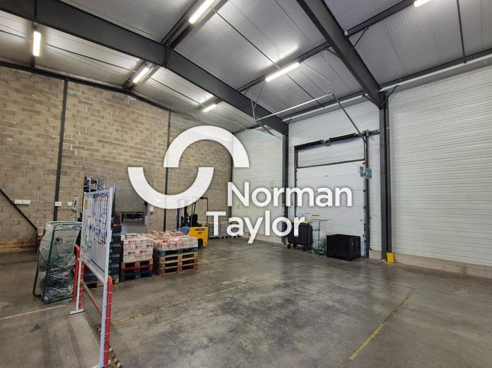 ENTREPÔT + BUREAUX A LA LOCATION