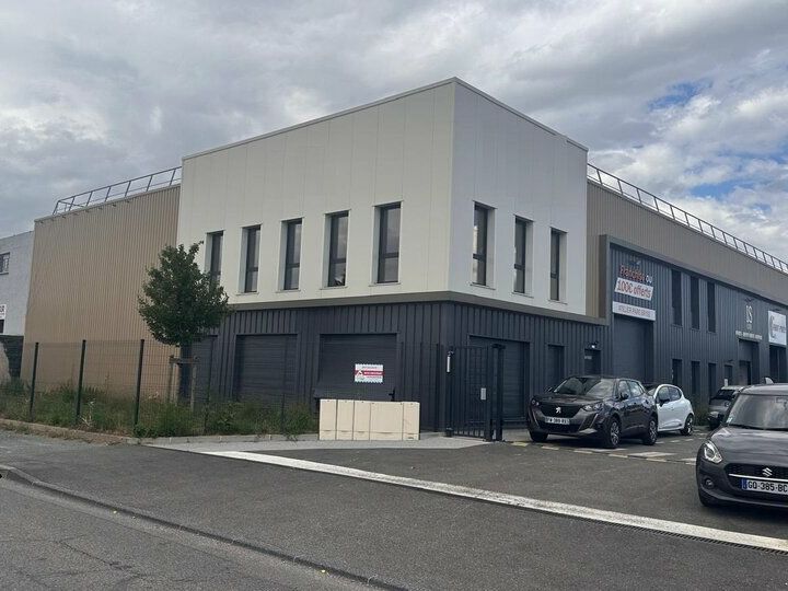 À VENDRE – CELLULE D'ACTIVITÉS AVEC BUREAUX ET MEZZANINE – GENAY (NORD DE LYON)