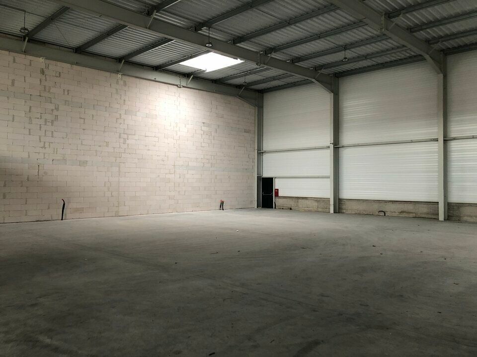 Location local d''activites 383.34 m² non divisibles
