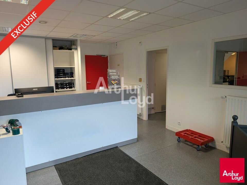 SAINT JACQUES DE LA LANDE - LOCAL D'ACTIVITE RECENT A LOUER - 965 M²