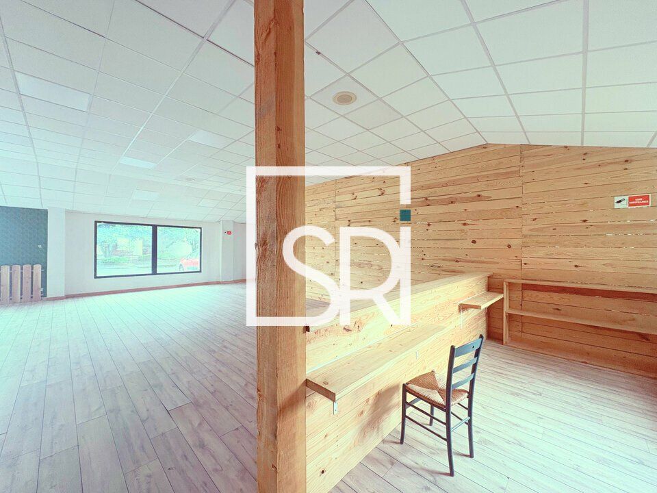 230 m² pour ce local commercial en location à Le cendre