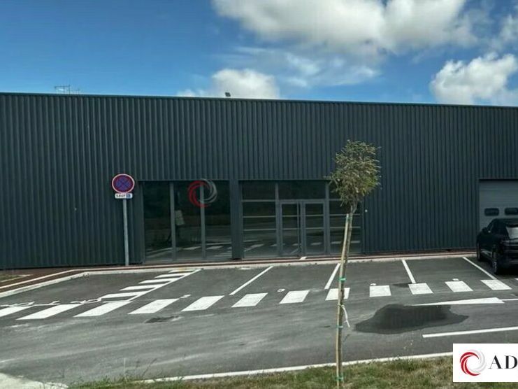 VILLENAVE D'ORNON Local d'activité showroom neuf à louer
