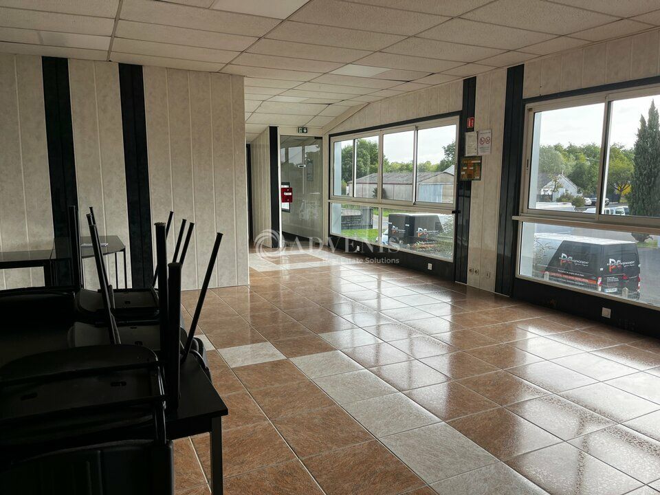 Local d'activités d'environ 389 m², à louer au Sud Est de Tours