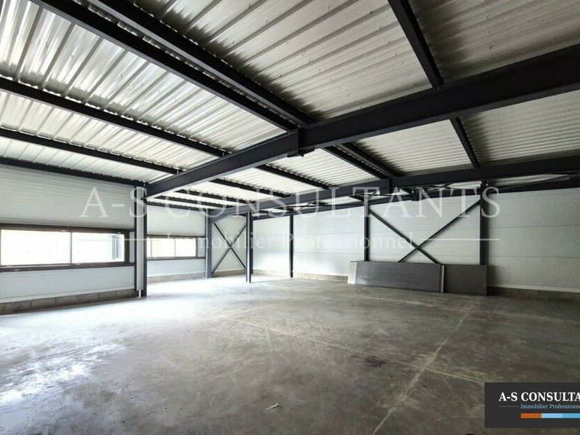 A VENDRE - proche Chambéry - SONNAZ (73000) - bâtiment d'activité NEUF - 200 m² environ - livré brut, fluides en attente - disponibilité immédiate.